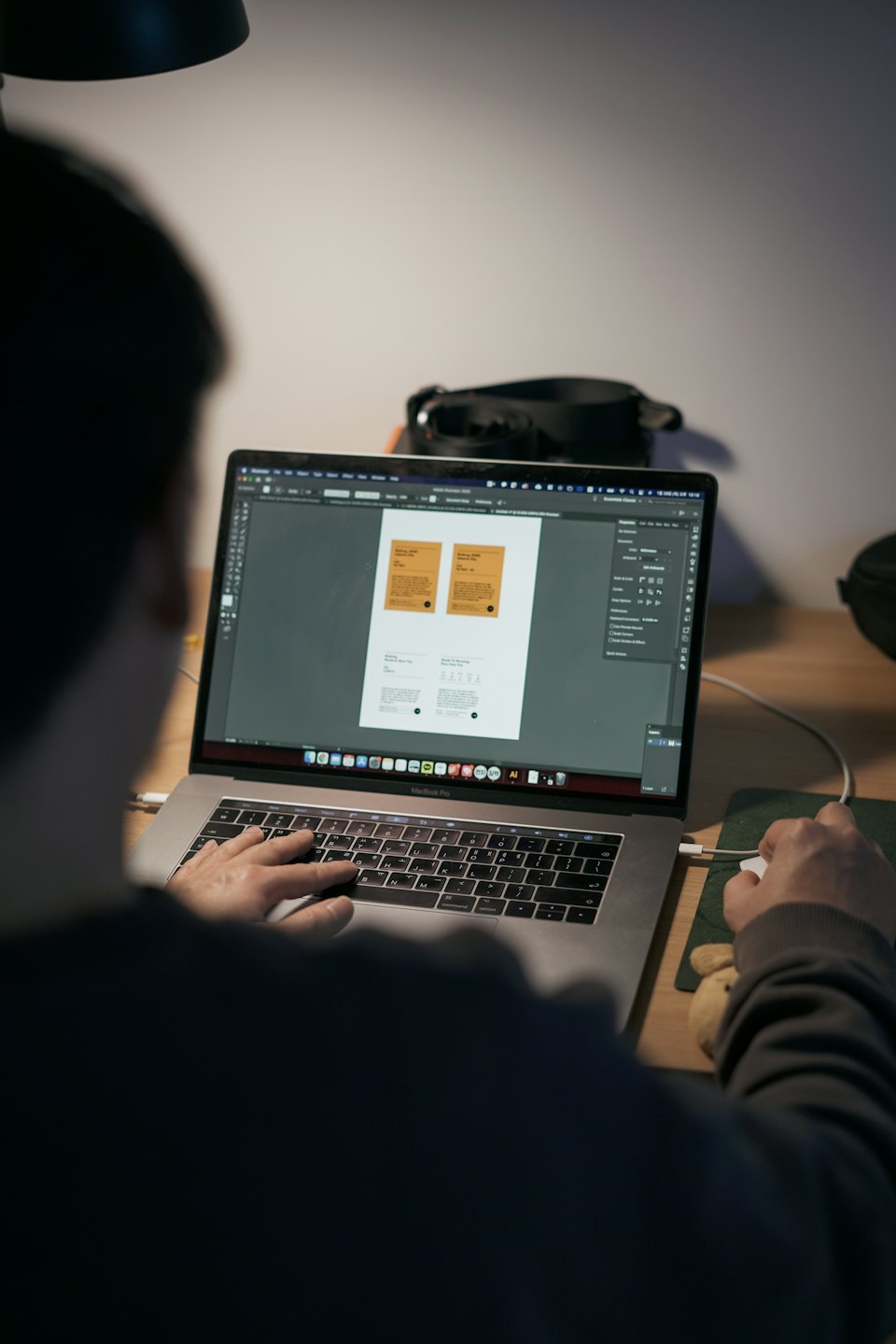 Disainer töötab MacBook Pro-l Adobe Illustratoriga.